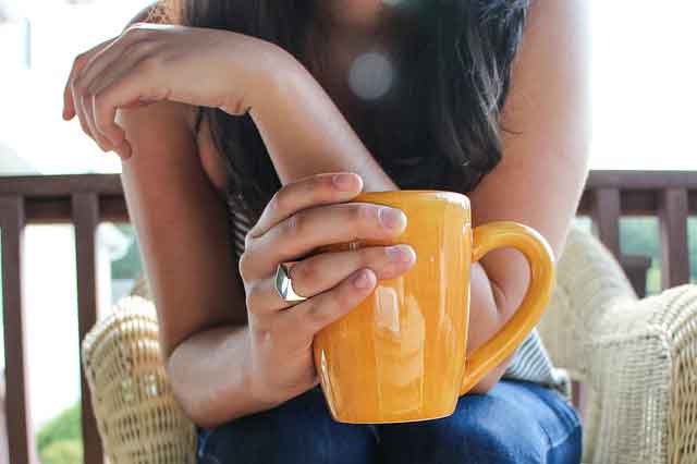 vrouw met koffie in de hand